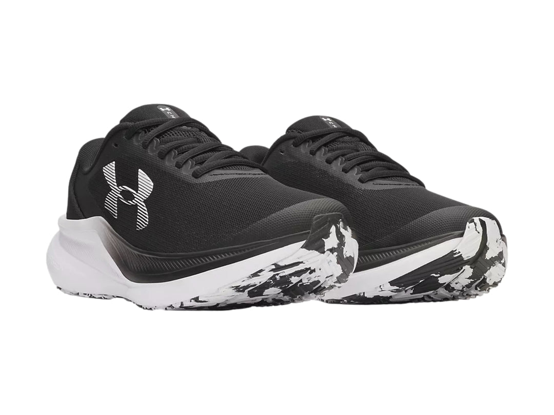 Tenis deportivos Under Armour color negro con suela blanca y logotipo lateral blanco.