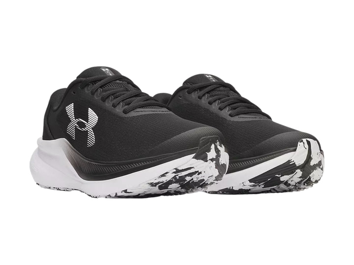 Tenis deportivos Under Armour color negro con suela blanca y logotipo lateral blanco.