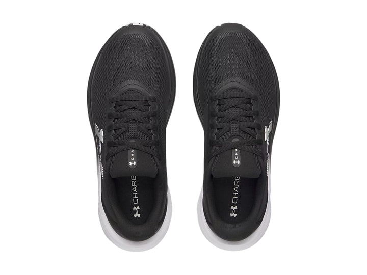 Tenis deportivos Under Armour color negro con suela blanca y logotipo lateral blanco.