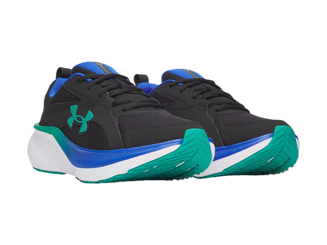 Tenis Under Armour Assert 11 color negro con suela blanca y detalles en azul y verde azulado.