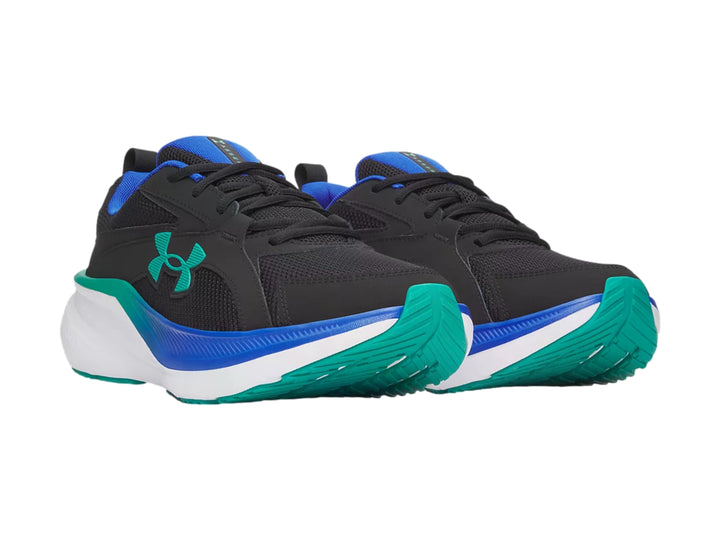 Tenis Under Armour Assert 11 color negro con suela blanca y detalles en azul y verde azulado.