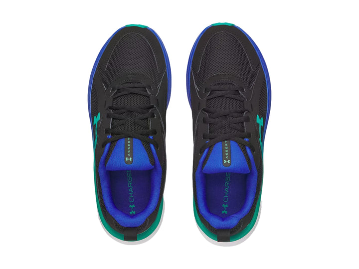Tenis Under Armour Assert 11 color negro con suela blanca y detalles en azul y verde azulado.