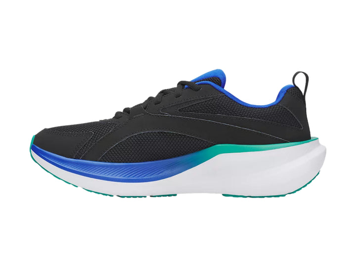 Tenis Under Armour Assert 11 color negro con suela blanca y detalles en azul y verde azulado.