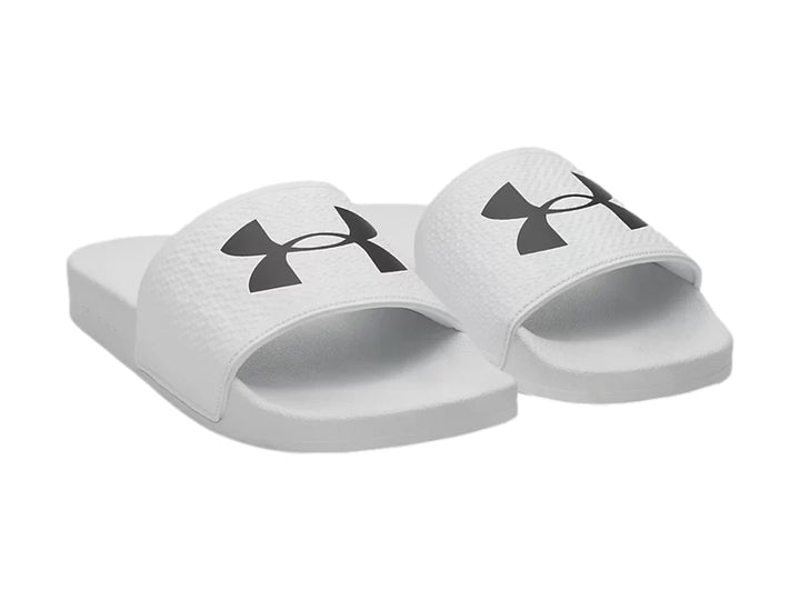 Sandalia Under Armour modelo slide en color blanco con logotipo negro en la banda superior.