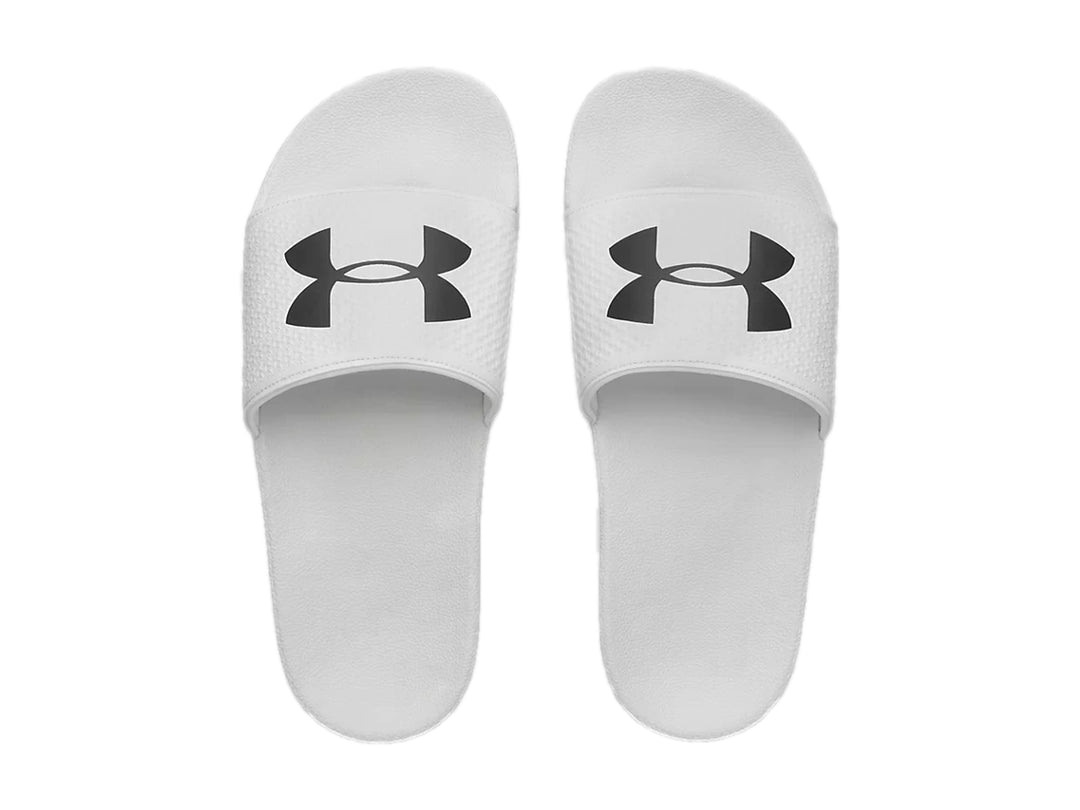 Sandalia Under Armour modelo slide en color blanco con logotipo negro en la banda superior.