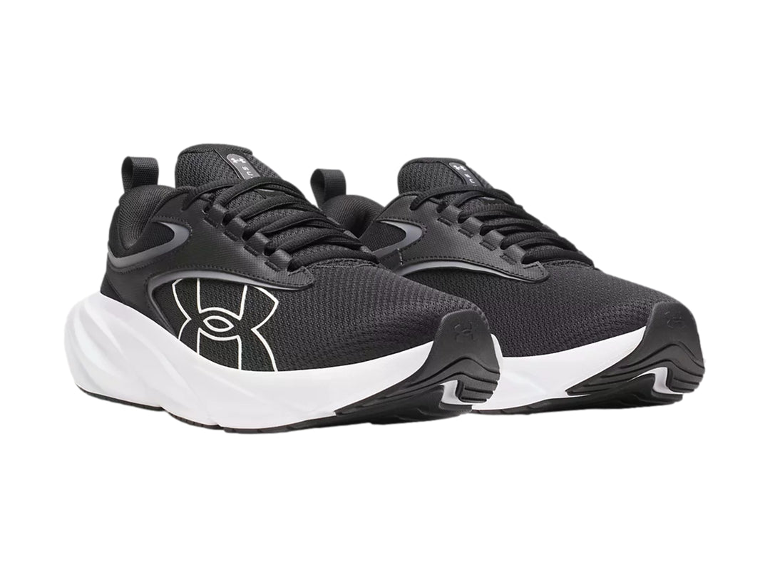 Tenis deportivos Under Armour Surge 5 color negro con suela blanca.
