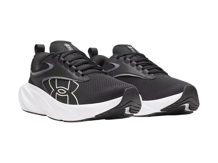 Tenis deportivos Under Armour Surge 5 color negro con suela blanca.
