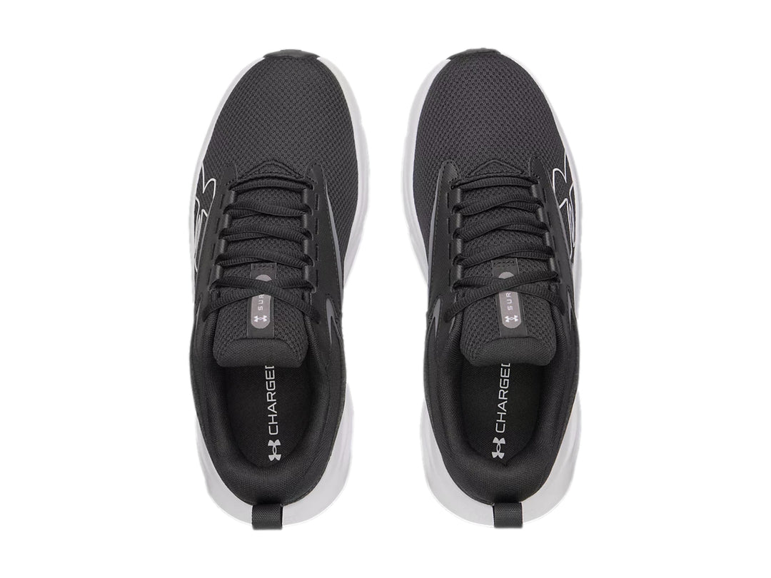 Tenis deportivos Under Armour Surge 5 color negro con suela blanca.