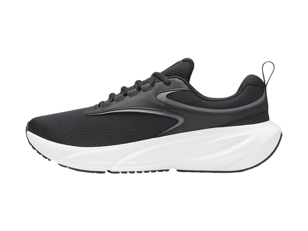 Tenis deportivos Under Armour Surge 5 color negro con suela blanca.