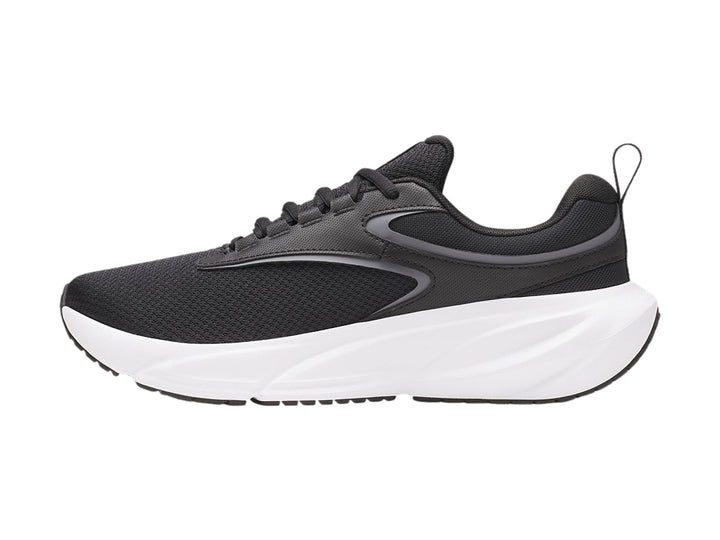 Tenis deportivos Under Armour Surge 5 color negro con suela blanca.