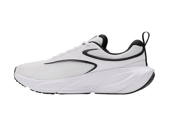 Tenis deportivos Under Armour Surge 5 color blanco con detalles negros.