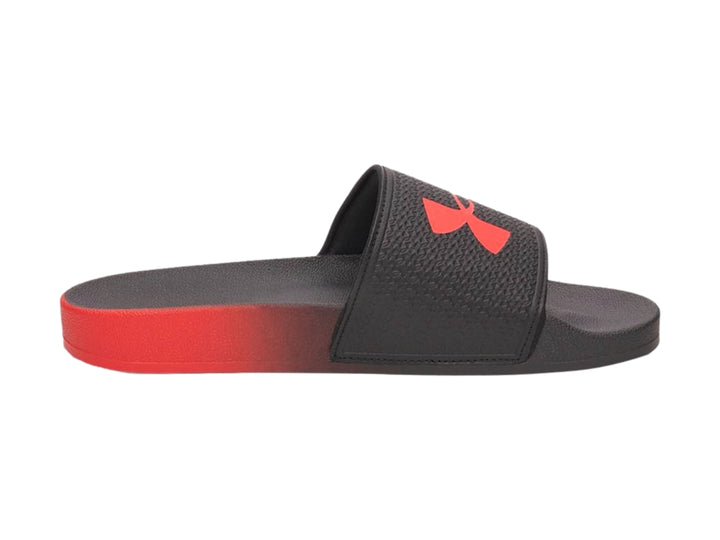 Sandalia Under Armour ARMR Slide color negro con degradado rojo en la suela y logotipo rojo.