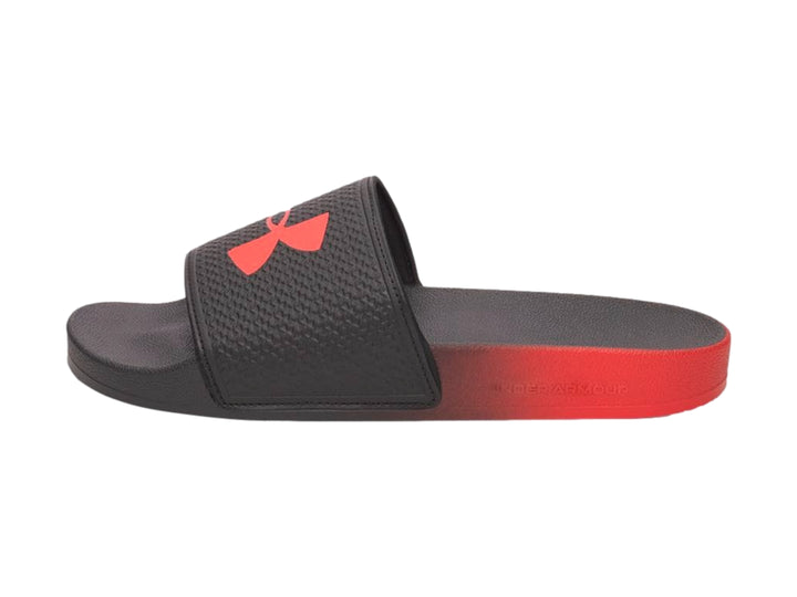 Sandalia Under Armour ARMR Slide color negro con degradado rojo en la suela y logotipo rojo.