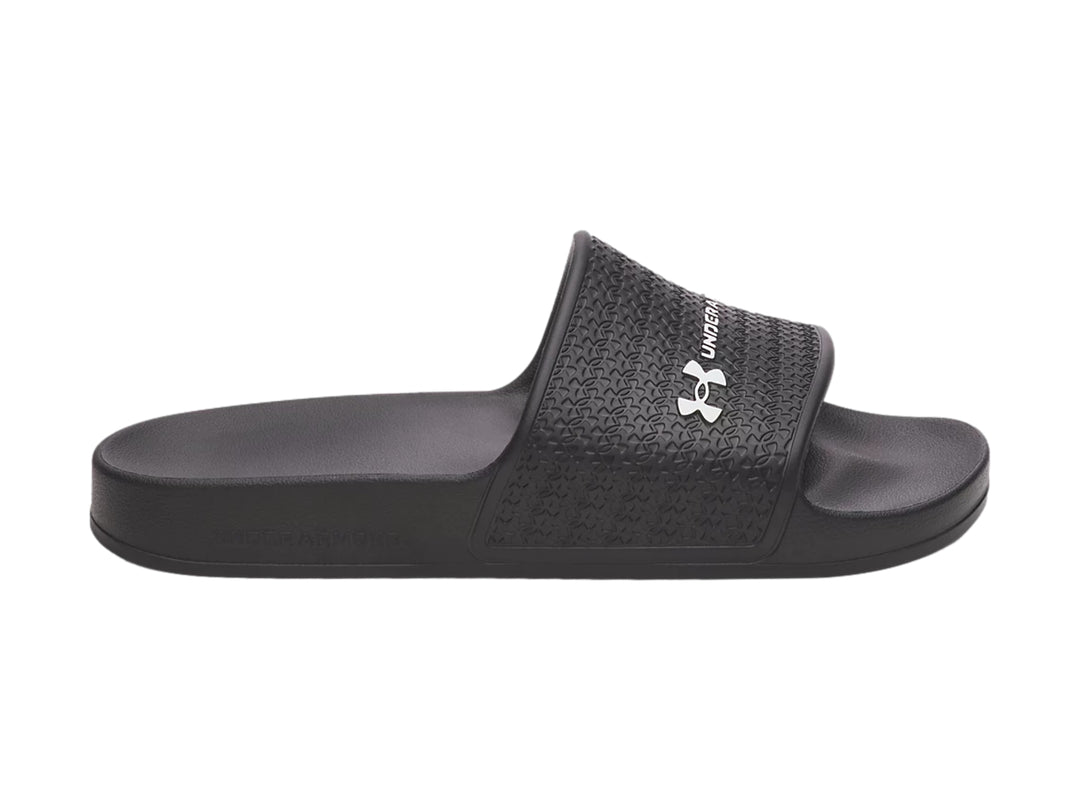 Sandalia deportiva Under Armour color negro con correa texturizada y logo blanco.