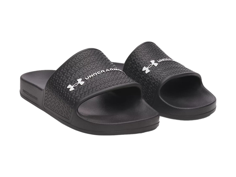 Sandalia deportiva Under Armour color negro con correa texturizada y logo blanco.