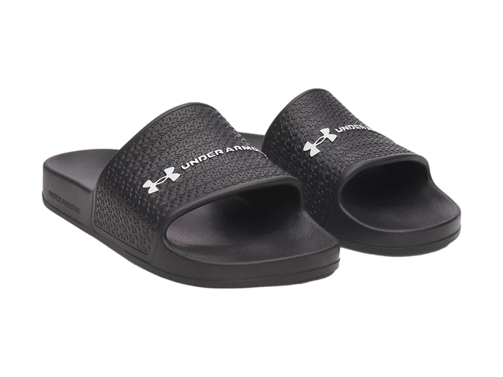 Sandalia deportiva Under Armour color negro con correa texturizada y logo blanco.