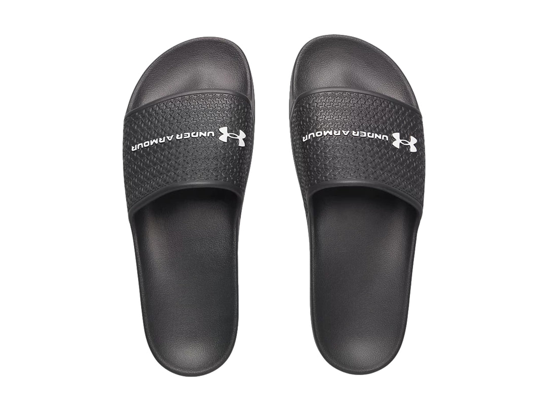 Sandalia deportiva Under Armour color negro con correa texturizada y logo blanco.