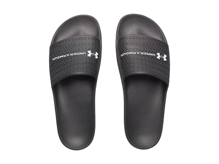 Sandalia deportiva Under Armour color negro con correa texturizada y logo blanco.