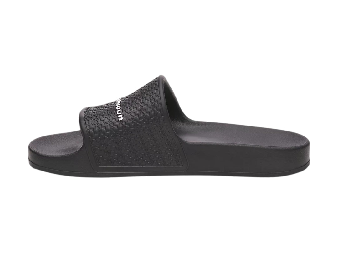 Sandalia deportiva Under Armour color negro con correa texturizada y logo blanco.