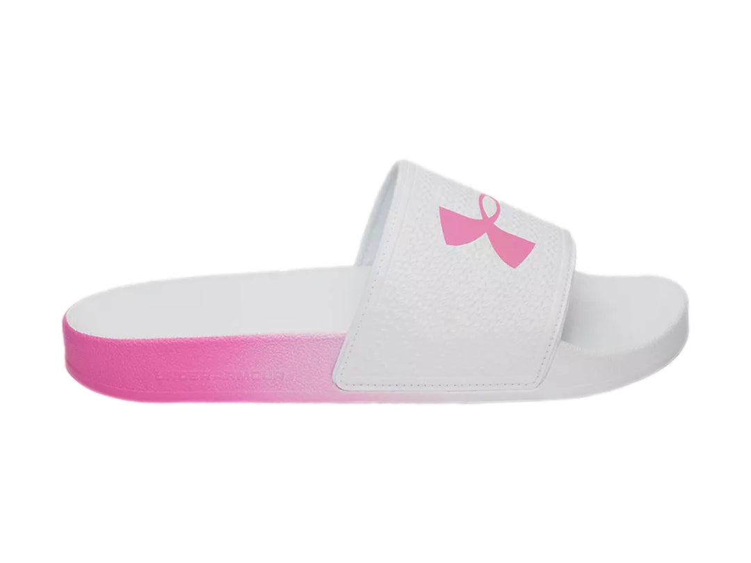 Sandalia Under Armour blanca con degradado rosa en la suela y un lazo rosa en la correa.