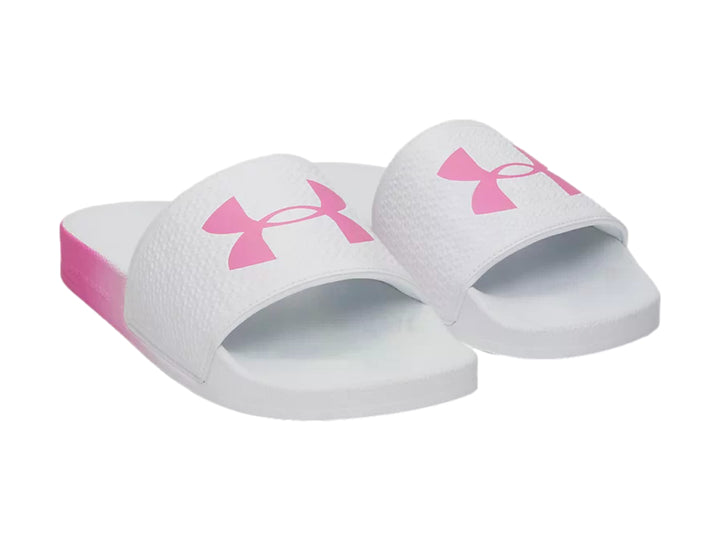 Sandalia Under Armour blanca con degradado rosa en la suela y un lazo rosa en la correa.