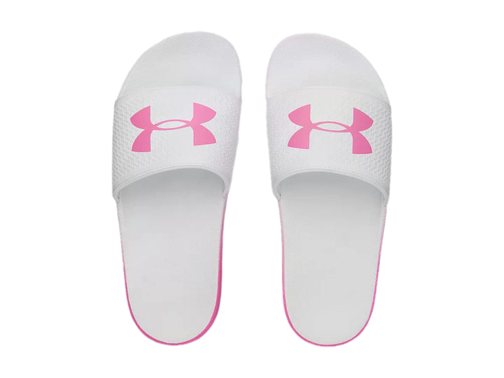 Sandalia Under Armour blanca con degradado rosa en la suela y un lazo rosa en la correa.