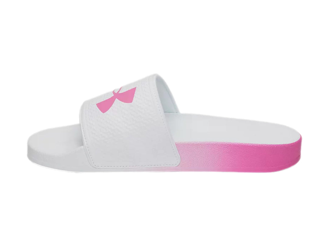 Sandalia Under Armour blanca con degradado rosa en la suela y un lazo rosa en la correa.