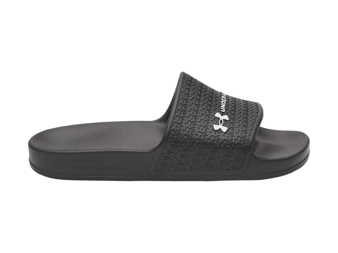 Sandalia Under Armour Slide Lite color negro con correa texturizada y logotipo blanco.