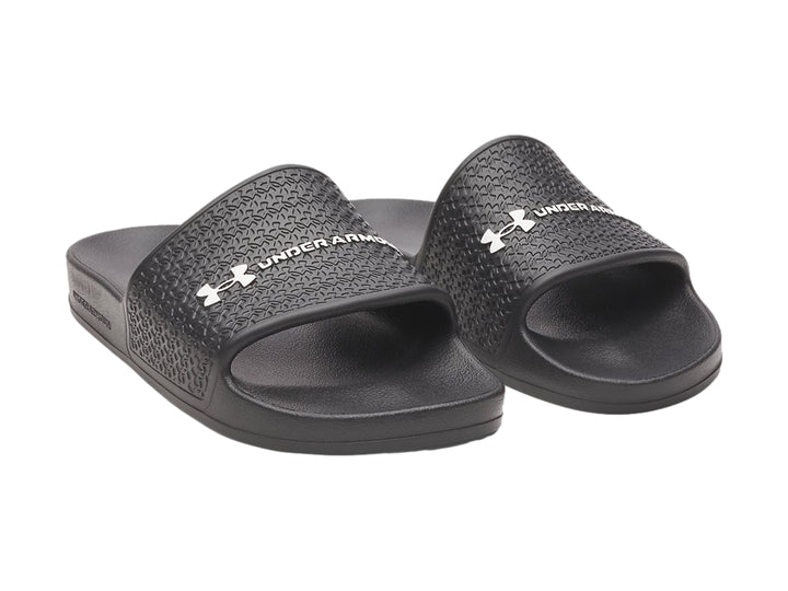Sandalia Under Armour Slide Lite color negro con correa texturizada y logotipo blanco.