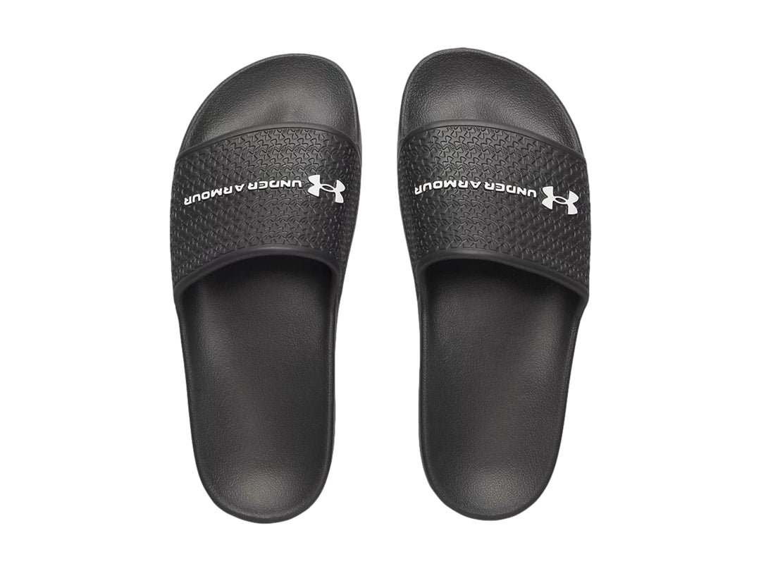 Sandalia Under Armour Slide Lite color negro con correa texturizada y logotipo blanco.