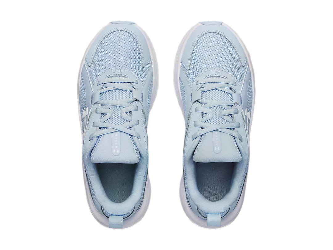 Tenis deportivos Under Armour color azul claro con suela blanca para junior.