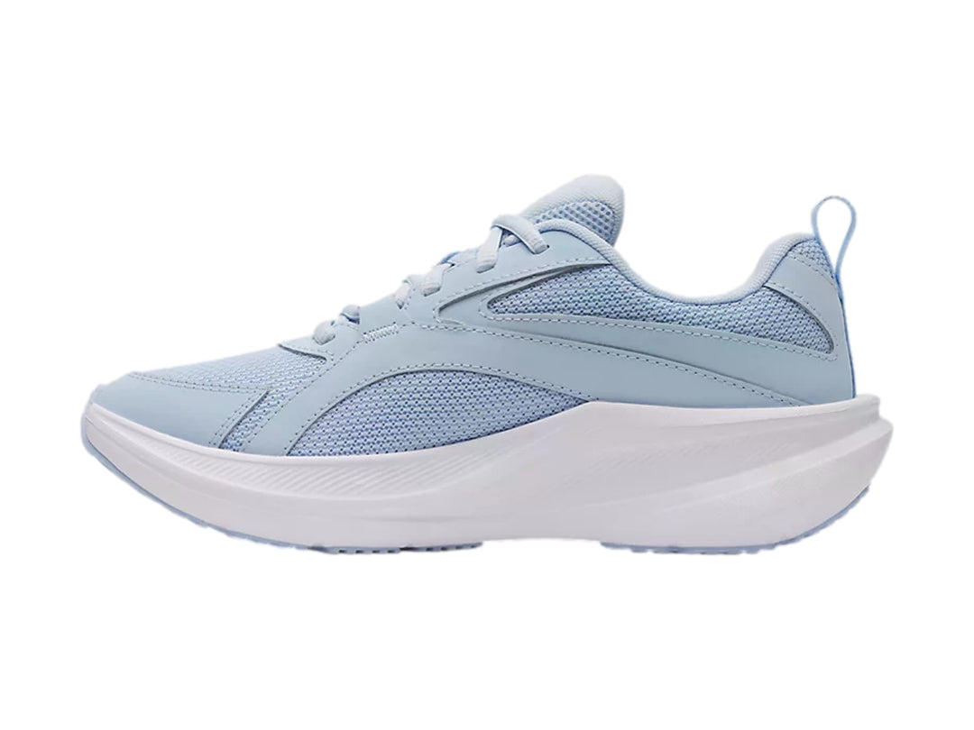 Tenis deportivos Under Armour color azul claro con suela blanca para junior.