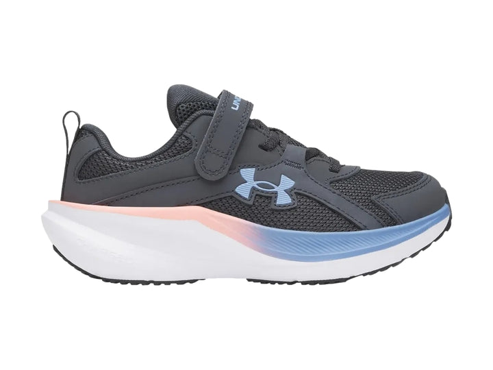 Tenis deportivos Under Armour color gris con suela blanca y detalles en azul y rosa, cierre de correa velcro.