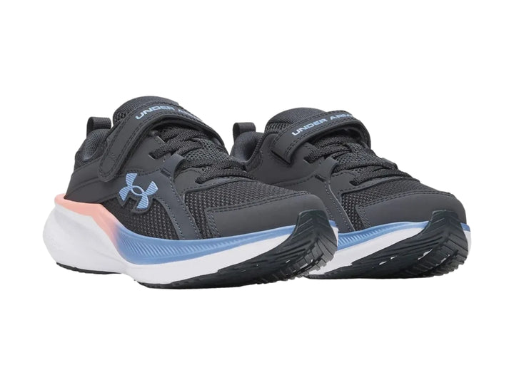 Tenis deportivos Under Armour color gris con suela blanca y detalles en azul y rosa, cierre de correa velcro.