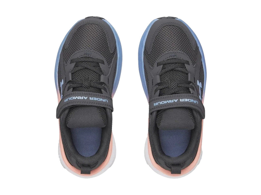 Tenis deportivos Under Armour color gris con suela blanca y detalles en azul y rosa, cierre de correa velcro.