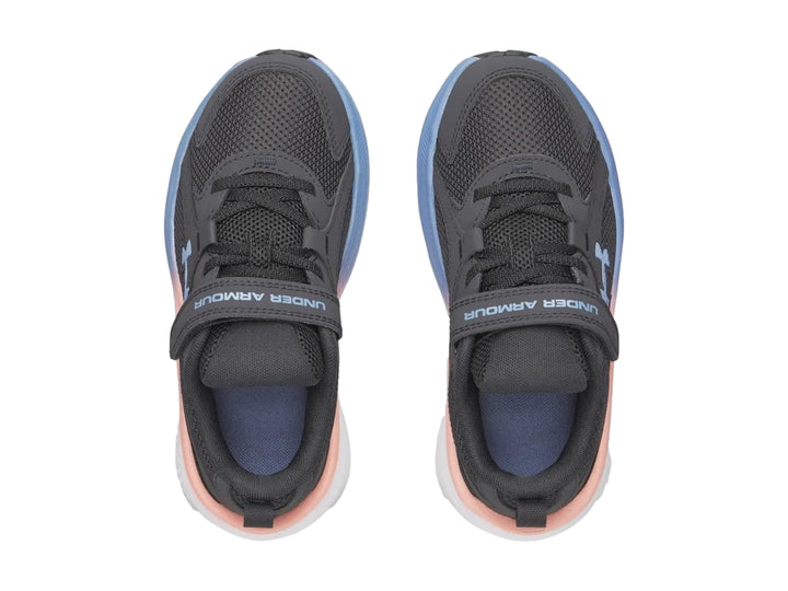 Tenis deportivos Under Armour color gris con suela blanca y detalles en azul y rosa, cierre de correa velcro.