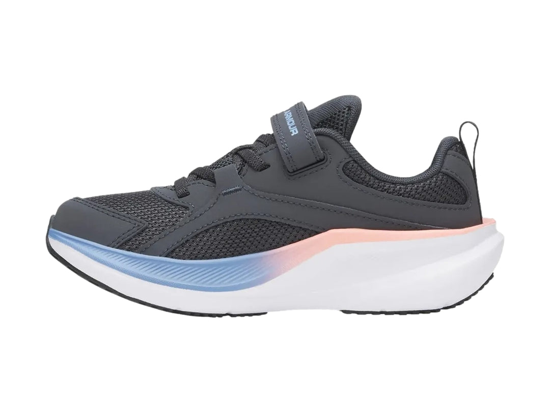 Tenis deportivos Under Armour color gris con suela blanca y detalles en azul y rosa, cierre de correa velcro.