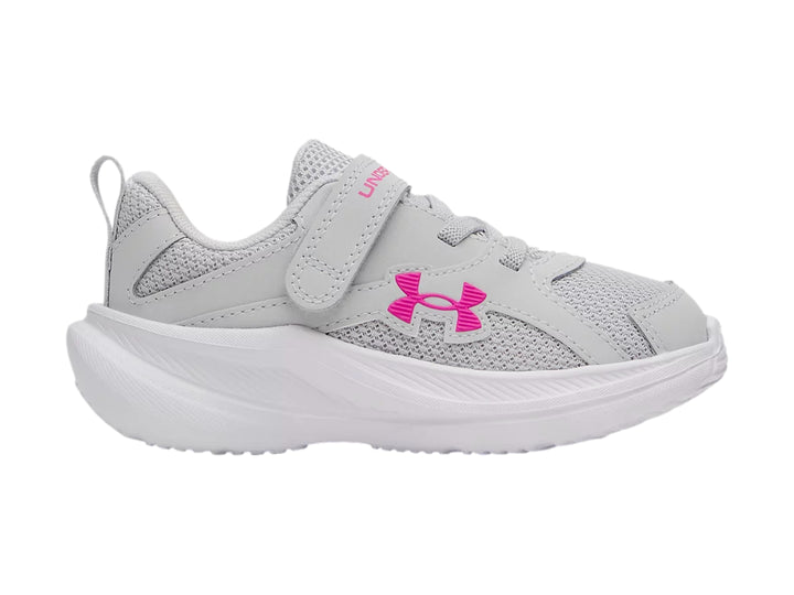 Tenis deportivos Under Armour color gris con suela blanca y detalles en rosa.