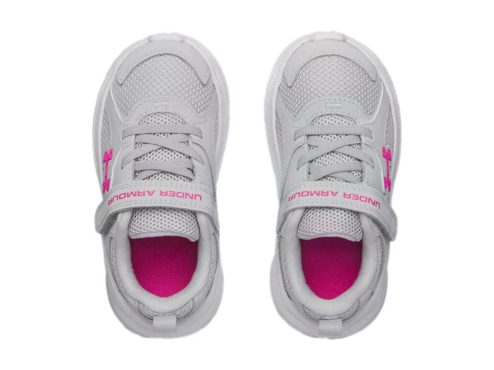 Tenis deportivos Under Armour color gris con suela blanca y detalles en rosa.