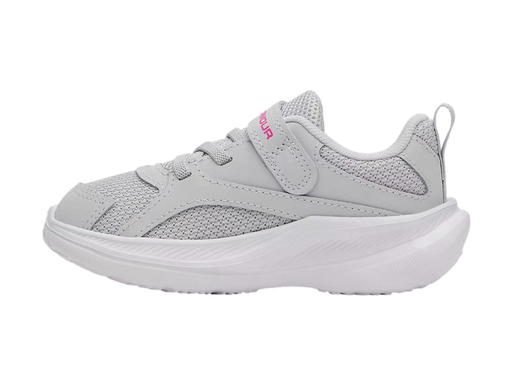 Tenis deportivos Under Armour color gris con suela blanca y detalles en rosa.