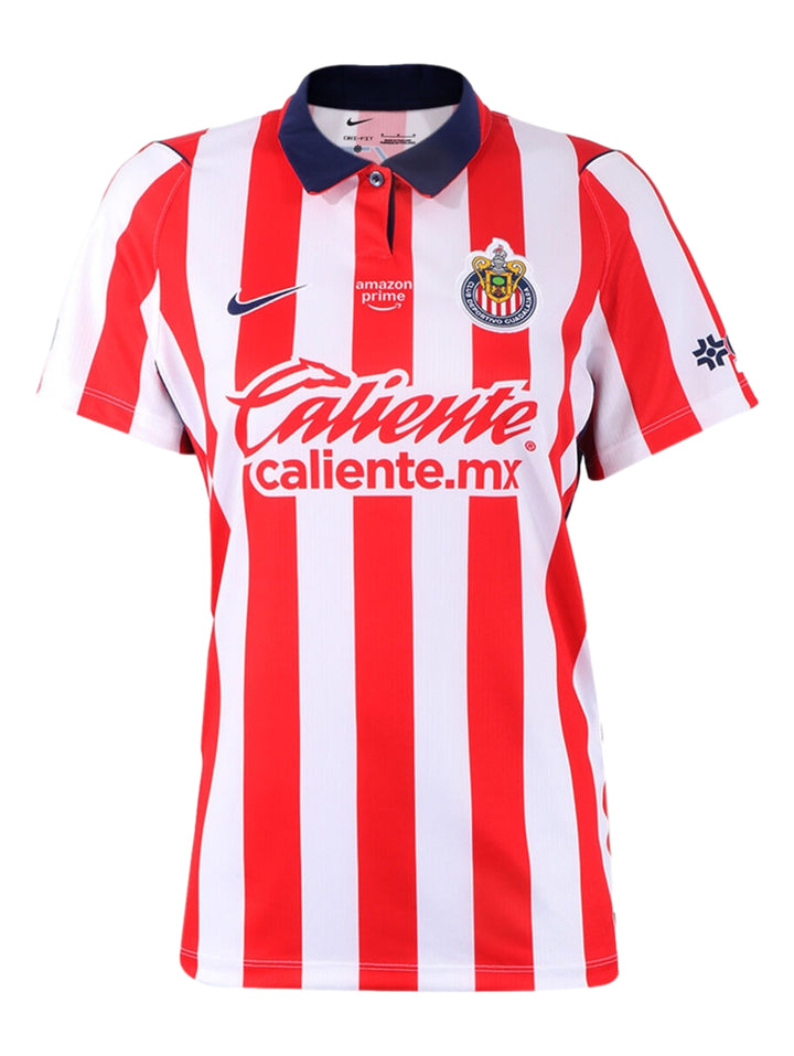 Jersey de fútbol Nike del CD Guadalajara con rayas verticales rojas y blancas y cuello azul.