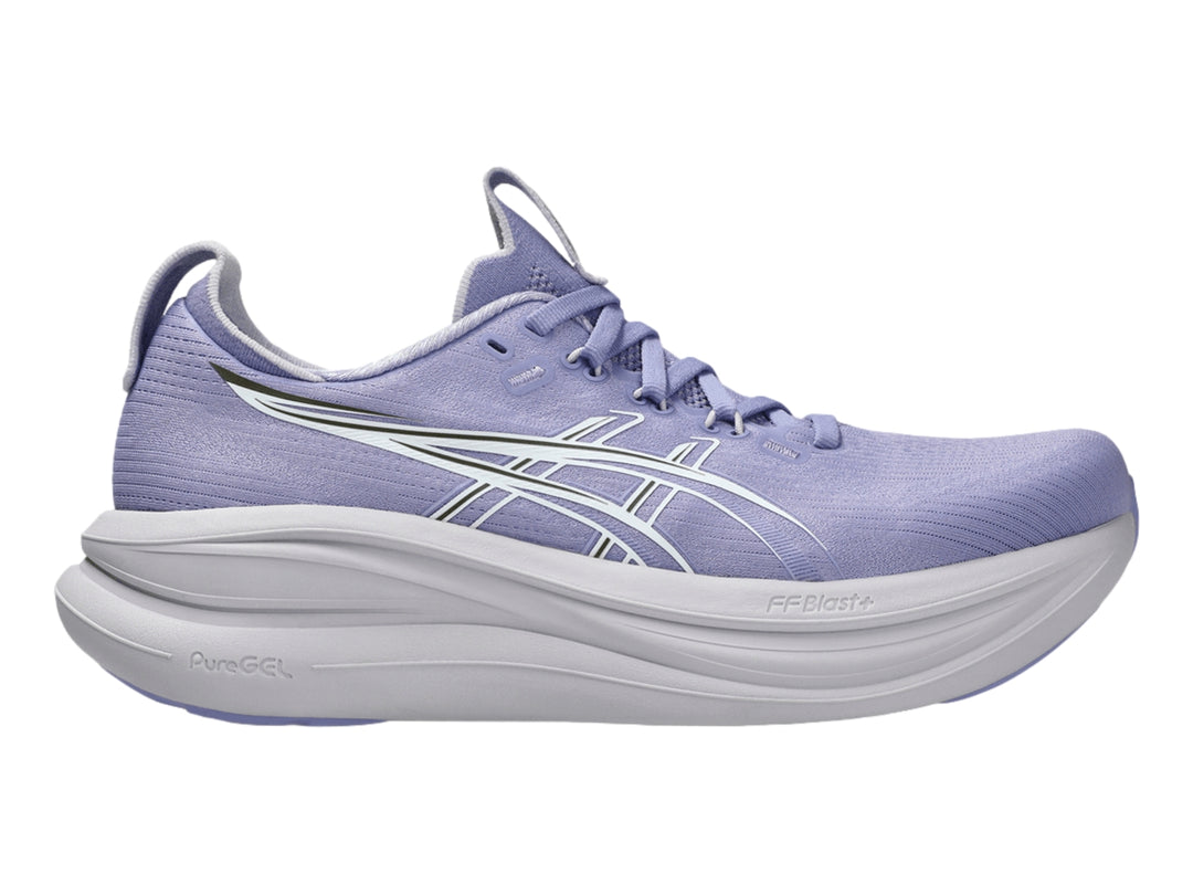 Tenis deportivos ASICS Gel-Nimbus 28 en color morado claro con suela blanca.