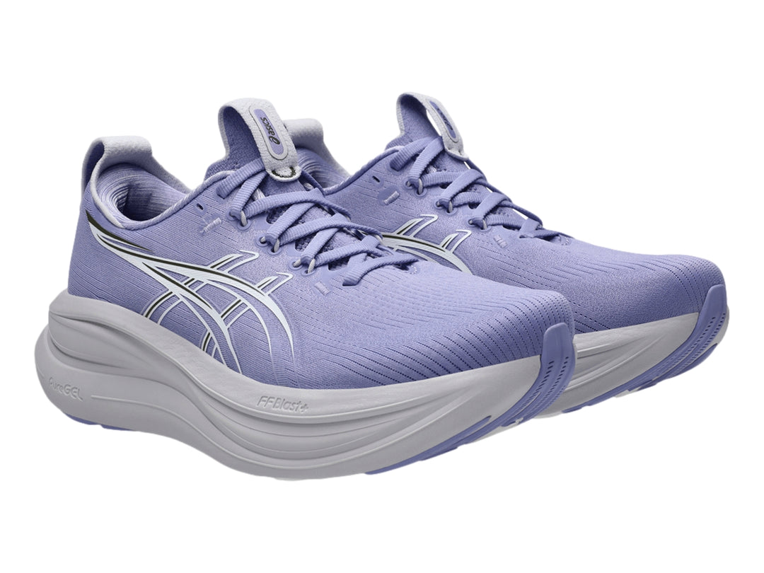 Tenis deportivos ASICS Gel-Nimbus 28 en color morado claro con suela blanca.