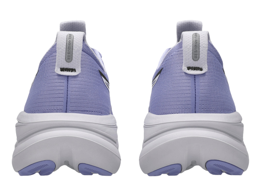 Tenis deportivos ASICS Gel-Nimbus 28 en color morado claro con suela blanca.