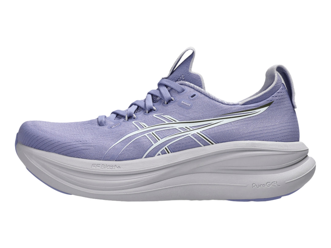Tenis deportivos ASICS Gel-Nimbus 28 en color morado claro con suela blanca.