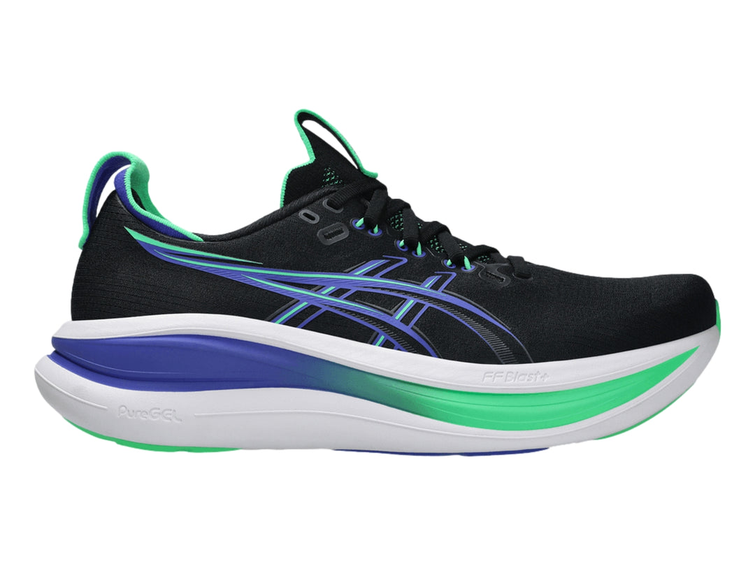 Tenis deportivos ASICS Gel-Nimbus 28 color negro con detalles en azul y verde y suela blanca.