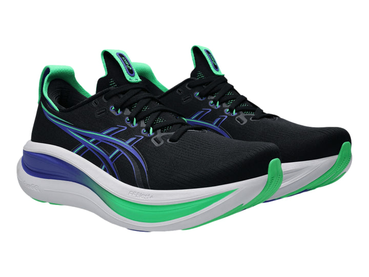 Tenis deportivos ASICS Gel-Nimbus 28 color negro con detalles en azul y verde y suela blanca.