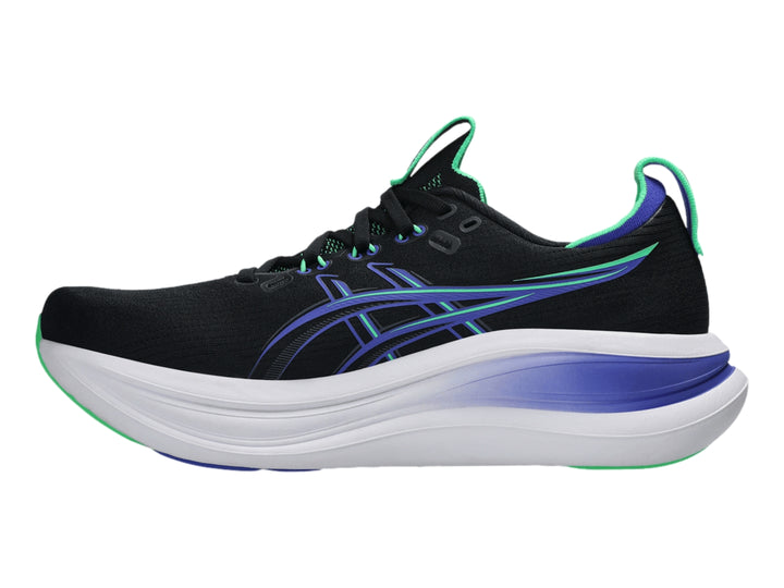 Tenis deportivos ASICS Gel-Nimbus 28 color negro con detalles en azul y verde y suela blanca.