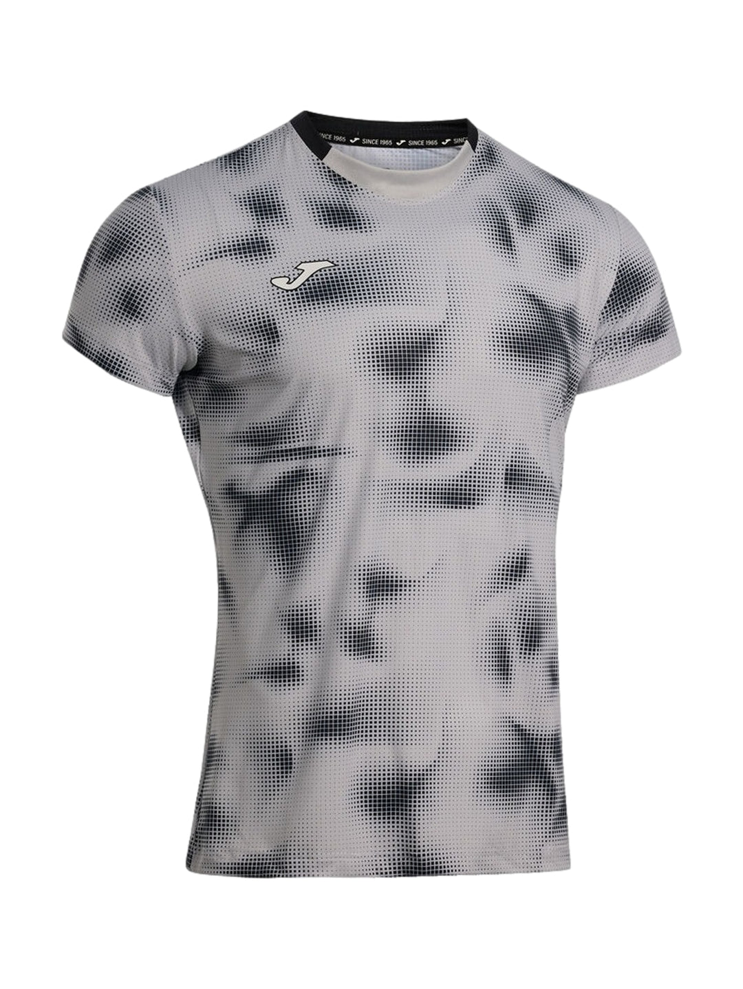 Playera deportiva Joma gris con patrón de puntos negros y manga corta para hombre.
