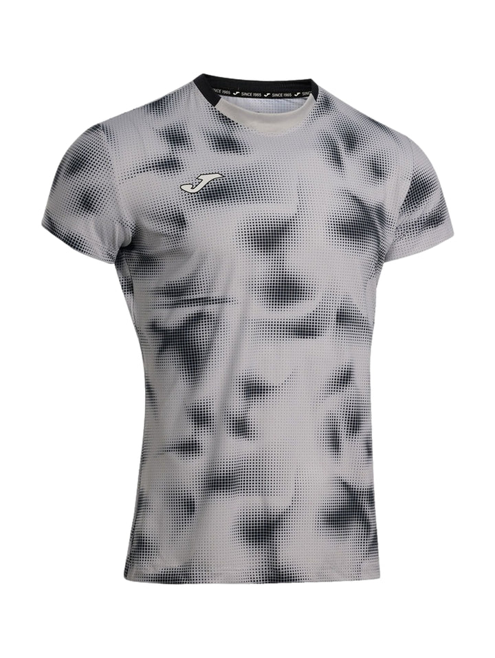 Playera deportiva Joma gris con patrón de puntos negros y manga corta para hombre.